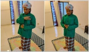 Hukum Solat Melihat Bacaan Al-Quran Dalam Telefon Bimbit & Cara Laksanakannya